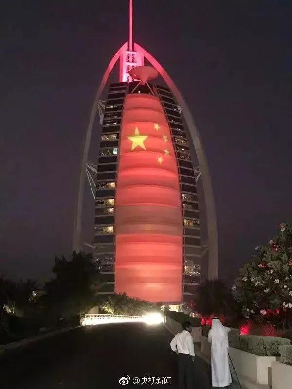 中國紅照亮迪拜夜空 世界最高樓開啟最炫燈光秀