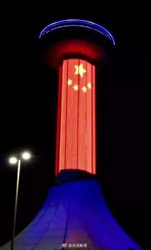 中國紅照亮迪拜夜空 世界最高樓開啟最炫燈光秀