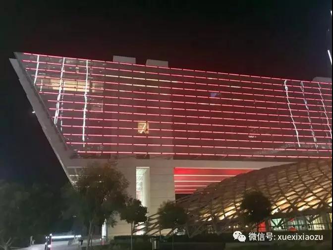中國紅照亮迪拜夜空 世界最高樓開啟最炫燈光秀