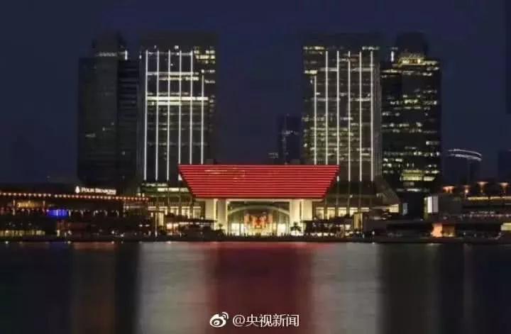 中國紅照亮迪拜夜空 世界最高樓開啟最炫燈光秀
